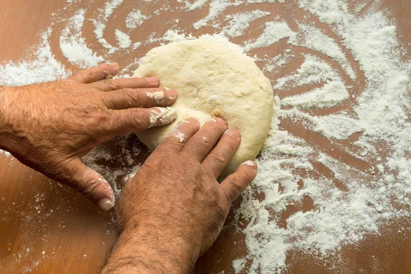 Koch macht Pizza — Stockfoto