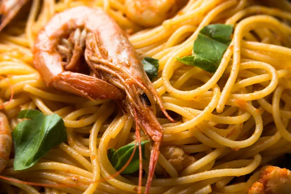 Паста из спагетти с креветками — стоковое фото