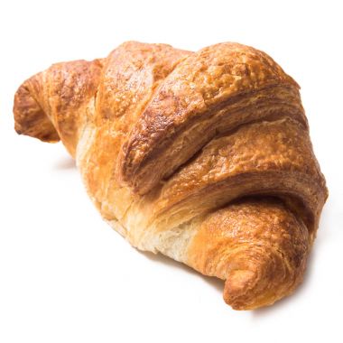 Beyaz arka planda izole edilmiş taze kruvasan.