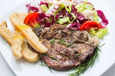 kavrulmuş domuz pirzolası