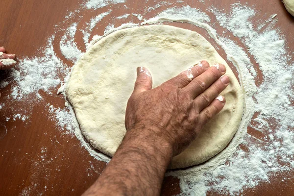 Pizzabäcker macht Teig — Stockfoto