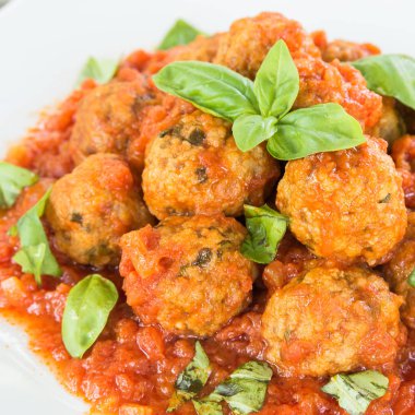 Sığır eti köfte domates sosu ve fesleğen ile