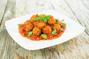 Sığır eti köfte domates sosu ve fesleğen ile