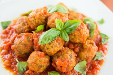 Sığır eti köfte domates sosu ve fesleğen ile