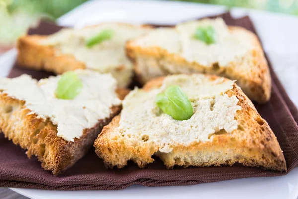 Crostini enginar kremalı