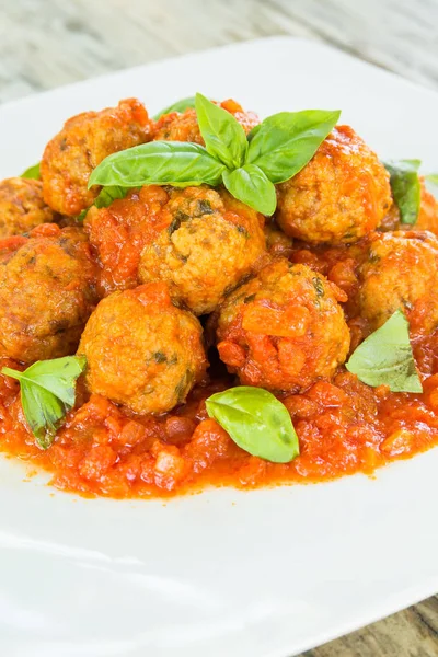 Sığır eti köfte domates sosu ve fesleğen ile