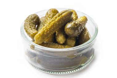 Beyaz arka plan üzerinde izole taze turşusu kavanoz