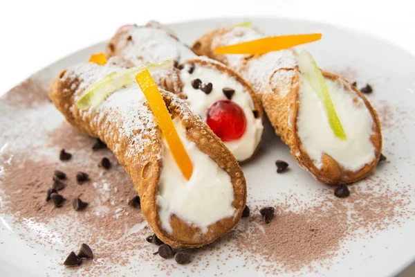 Köstliche sizilianische Cannoli — Stockfoto