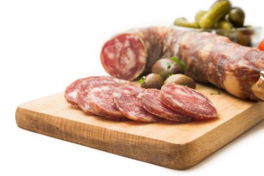 İtalyan salam kesme tahtası üzerinde