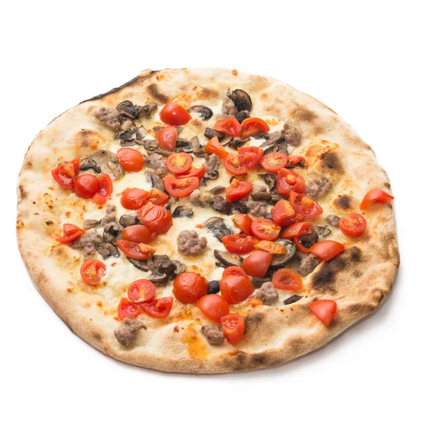 Pizza aux tomates, à la viande et aux champignons — Photo