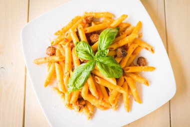 Ziti sosis ve domates sos ile