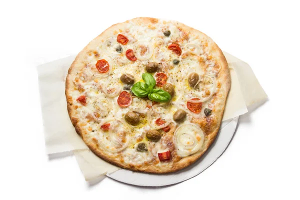 Italian Pizza with mozzarella, onion, tomatoes, olives and oregano — Stock Photo, Image