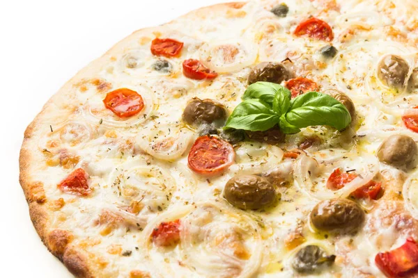 Italian Pizza with mozzarella, onion, tomatoes, olives and oregano — Stock Photo, Image