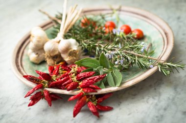 Kırmızı biber ve diğer baharatlar ve otlar