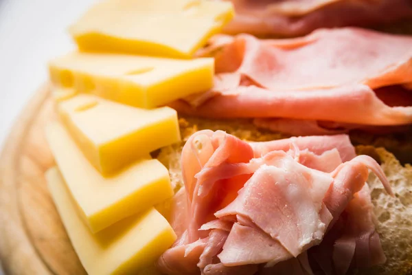 Presunto e queijo assados — Fotografia de Stock