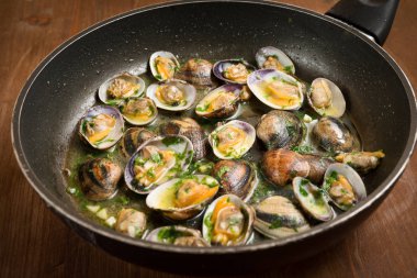 Lezzetli midye kabuğu çorbası ile pan 