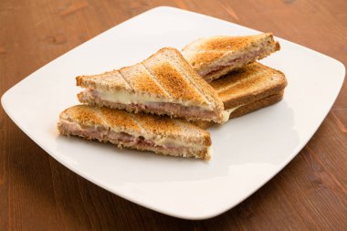 Eritilmiş peynir ve jambon tost