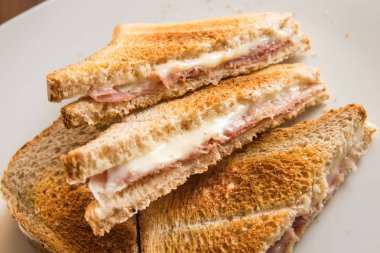 Eritilmiş peynir ve jambon tost