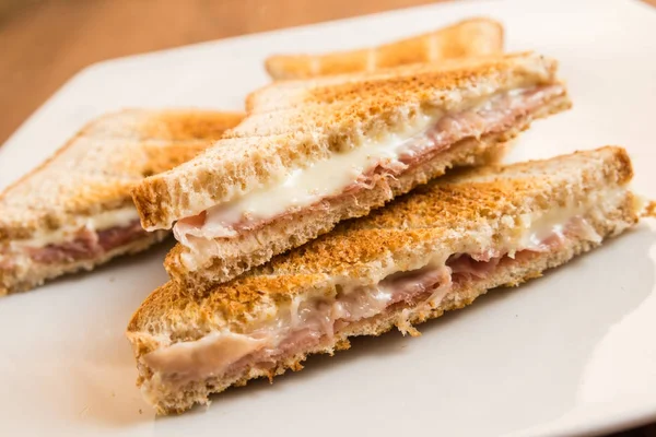 Eritilmiş peynir ve jambon tost