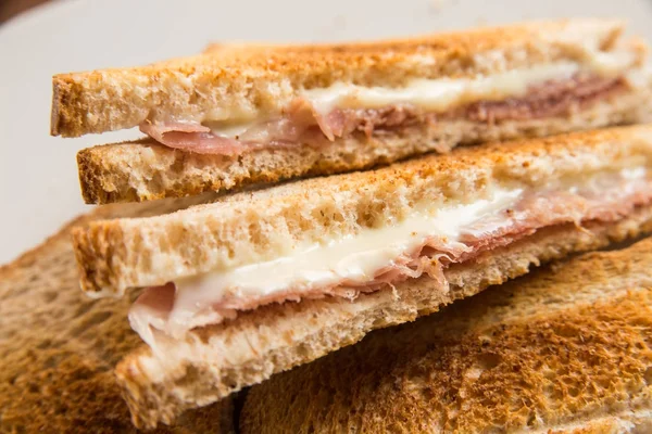 Eritilmiş peynir ve jambon tost