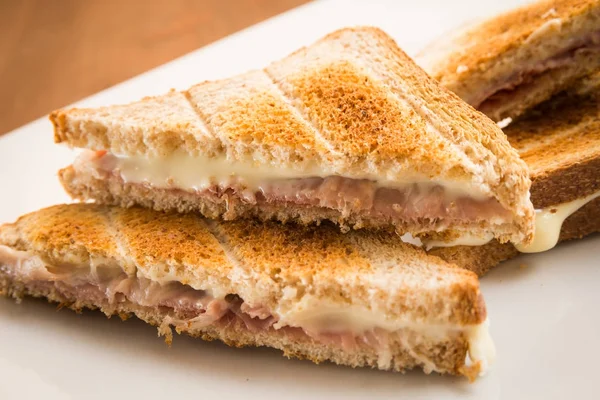 Eritilmiş peynir ve jambon tost