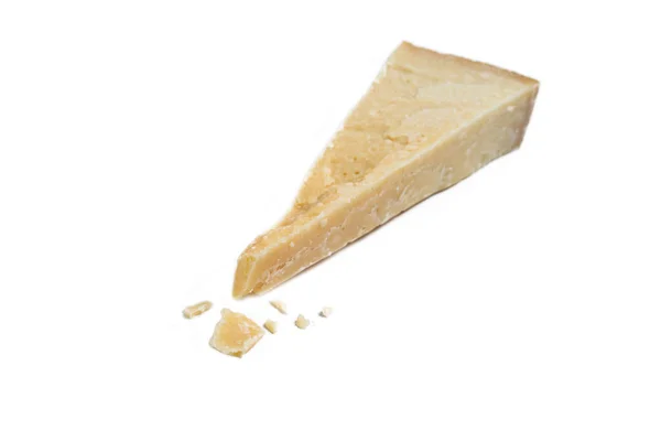 白い背景に分離されたイタリアのパルミジャーノ チーズのスライス — ストック写真