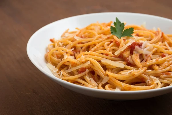 Блюдо Спагетти Томатным Соусом Сыром Пармиджано Итальянская Кухня — стоковое фото