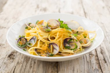 İstiridye ve bottarga ile spagetti tabağı, İtalyan yemeği.