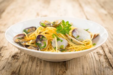 İstiridye ve bottarga ile spagetti tabağı, İtalyan yemeği.