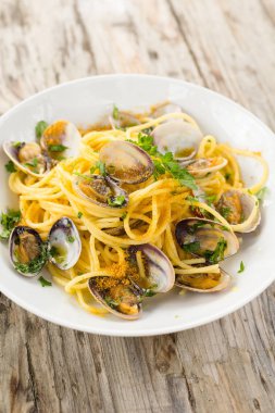 İstiridye ve bottarga ile spagetti tabağı, İtalyan yemeği.