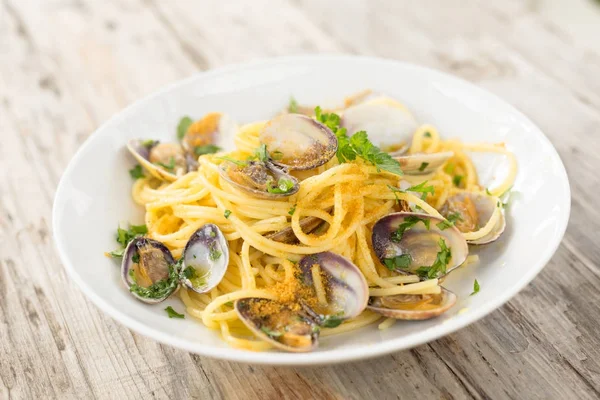 Блюдо Спагетти Моллюсками Bottarga Итальянская Еда — стоковое фото