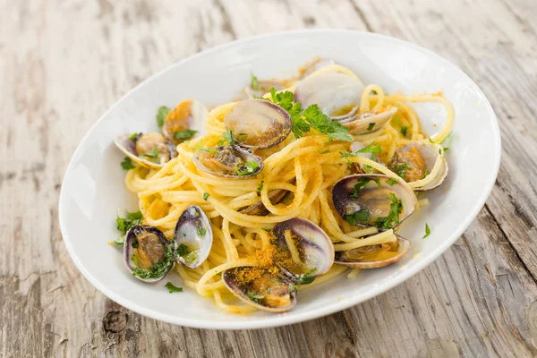 İstiridye ve bottarga ile spagetti tabağı, İtalyan yemeği.