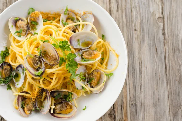 Блюдо Спагетти Моллюсками Bottarga Итальянская Еда — стоковое фото