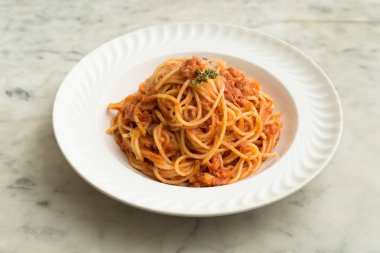 Domates sosu ve ton balıklı spagetti 
