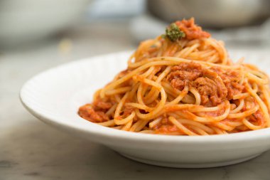 Domates sosu ve ton balıklı spagetti 
