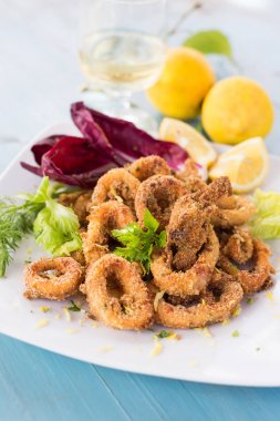 Kızarmış kalamar halkaları, Akdeniz yiyecek çanak 