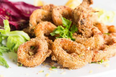 Kızarmış kalamar halkaları, Akdeniz yiyecek çanak 