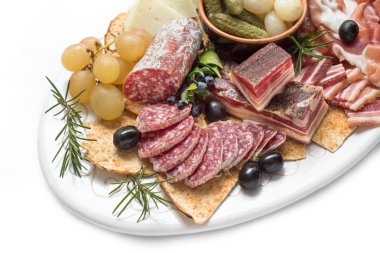 Tepsi domuz salam, guanciale, prosciutto crudo jambon ve diğer İtalyan gıdalar