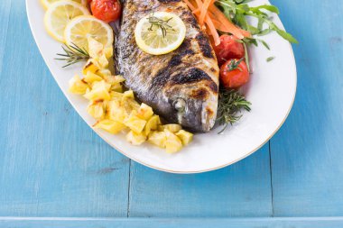 Tabak pişmiş sebzeli çipura 