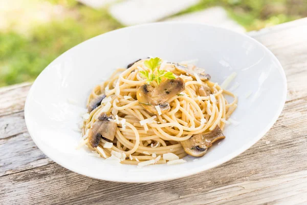 キノコとパルミジャーノのスパゲッティの料理 — ストック写真