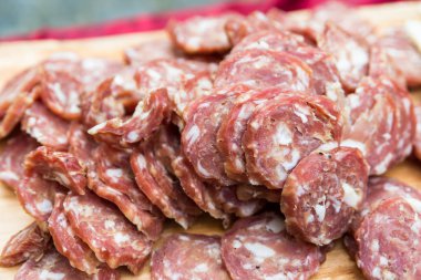 Sardunyalı domuz salam dilimleri 