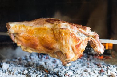 Parça kuzu şiş, geleneksel Sardunyalı yemekler kavrulmuş 