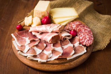 İtalyan salam, jambon ve peynir yemek 