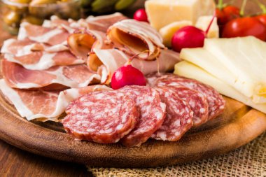 İtalyan salam, jambon ve peynir yemek 