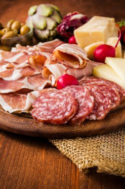 İtalyan salam, jambon ve peynir yemek 