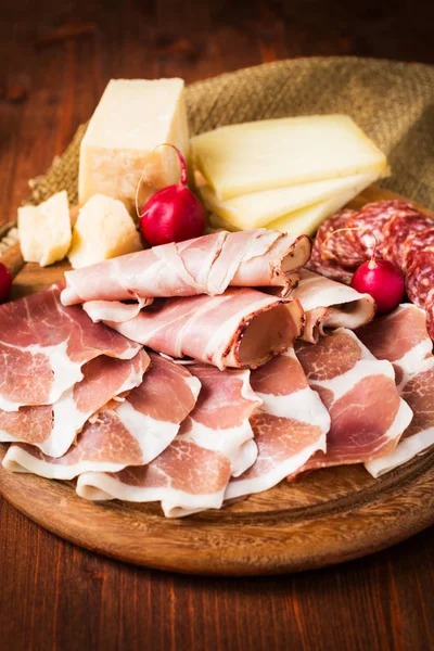 Блюдо Итальянской Салями Ветчины Сыров — стоковое фото
