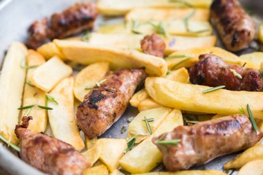 Etle kızartılmış patates.