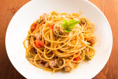 ton balığı, domates ve bottarga ile spagetti yemek 