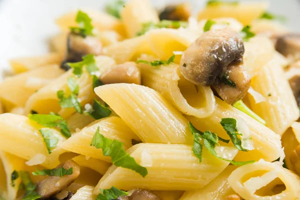 Piatto Penne Pasta Con Funghi Prezzemolo — Foto Stock