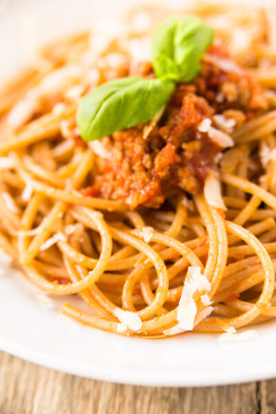 Блюдо спагетти с соусом рагу и пармиджано
 